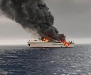 incendio barca guardia di finanza