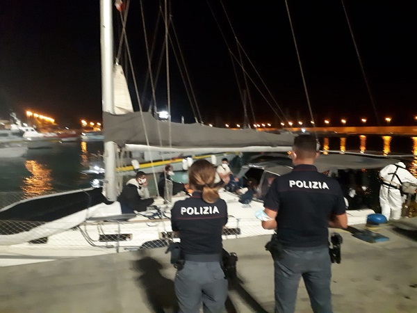 sbarco migranti - polizia di stato