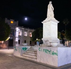 vandali piazza Italia