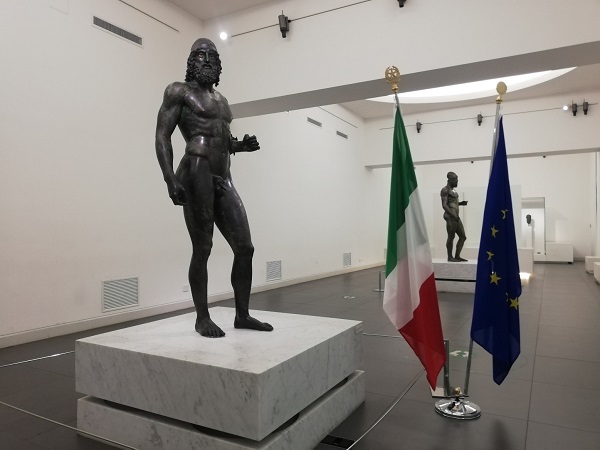 bronzi di riace - bandiera europea e italiana