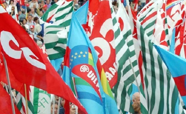 Foto bandiere Cgil-Cisl-Uil